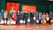 Minister To Lam inquires after and offers gifts to poor workers and families in Hung Yen