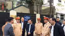 Minister inspects helmet safety programme for children in Hanoi