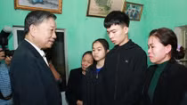 Minister visits families of police officers died in disturbance in Dong Tam