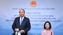 Prime Minister visits Vietnamese embassy staff, expatriates in Sweden