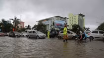Police forces help people overcome floods 