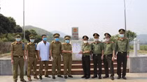 Vietnam’s local police present medical supplies to Northern provinces of Laos