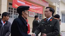 CAND Newspaper bring Tet gifts to Van Ho