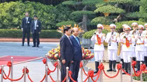 Welcoming ceremony for Lao Prime Minister in Hanoi