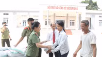 CAND Newspaper supports flood victims in Thanh Hoa