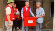 British Ambassador presents gifts to flood victims in Quang Binh