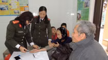 Youths of Ha Nam provincial police supports local people 