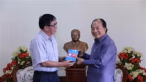 Vietnam hands over film on President Souphanouvong to Laos