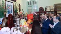 PM offers incense to late Party, State leaders