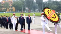 Leaders pay tribute to President Ho Chi Minh on national reunification day