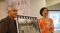 Nick Ut presents “Napalm Girl” photo to Vietnam Women's Museum