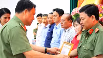 Can Tho Police praises officers of CAND Newspaper 