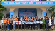 CAND Newspaper and Le Ngoc Han school support poor students in Quang Son