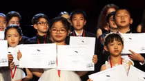 Vietnamese girl wins first prize at int’l piano contest in US