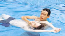 Police officer saves drowning woman