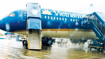 Flooding threatens flights at Tan Son Nhat Airport