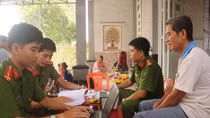 Can Tho Police issues ID cards to 300 people at their places