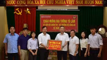 Minister To Lam presents gifts to Tan Yen 1 High School in Bac Giang