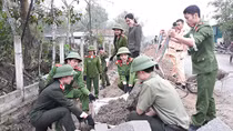 Ha Tinh police do good deeds to local people