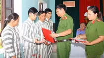 Prisons in Ha Nam and An Giang announce Decisions on early conditional release of prisoners