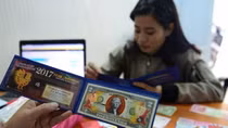 Vietnamese hunt for new, unique banknotes before for New Year lucky money