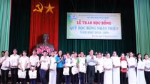 Poor students in Ben Tre province receive scholarships