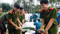 Quang Nam police stands side by side with people in difficulties