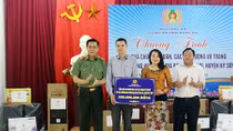 Nghe An provincial police present gifts to people in border communes