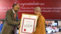 Most Venerable Thich Duc Thien receives India’s noble award