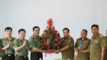 Ha Tinh Provincial Police congratulates Lao Police on traditional New Year