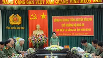 Deputy Minister Nguyen Van Son works with Ninh Binh Police