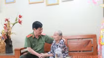 Deputy Minister Nguyen Van Son visits Vietnamese Heroic Mothers in Da Nang
