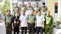 Houses of comradeship presented to former police officers in Bac Lieu 