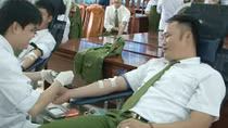 Officers of Dong Son Prison join blood donation day
