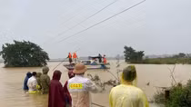 Ha Tinh provincial police deploy maximum force in response to flood