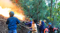Thousands of people stay all night fighting wildfire