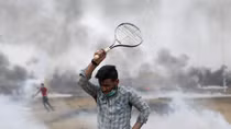 Israeli troops fire shots, tear gas at Gaza protesters, 1,100 Palestinians hurt