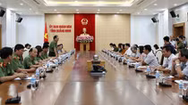 Deputy Minister Nguyen Van Thanh works with QuangNinh province