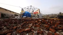 India cyclone kills at least 33, hundreds of thousands homeless