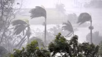 Thousands shelter as "screaming, howling" Cyclone Debbie hits north Australia