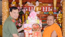 Bac Lieu Provincial Police congratulate Khmer people on Chol Chnam Thmay festival