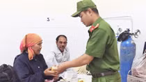 Lam Dong Police offer free porridge to poor patients