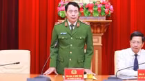 Deputy Minister Le Quoc Hung works with Hai Phong police