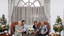 Party leader Nguyen Phu Trong visits Lao former Party chief