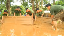 Thanh Hoa Police active in helping people overcome aftermath of floods 
