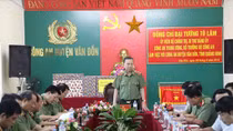 Minister To Lam works with Van Don police