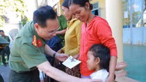 CAND Newspaper and Duy Loi company present gifts to people in Central Highlands 