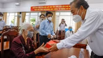 Deputy PM Truong Hoa Binh visits families of revolution contributors in HCM City