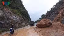 Driver injured as landslides hit Bac Kan-Thai Nguyen highway