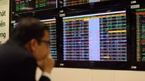 VN-Index rises but investors worry
